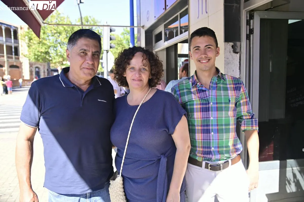Ni el intenso calor frena a la afición en un festejo con buen ambiente, caballos de lujo y el hornazo como aperitivo estrella en el festejo de rejones | FOTOS: SALAMANCArtv AL DÍA