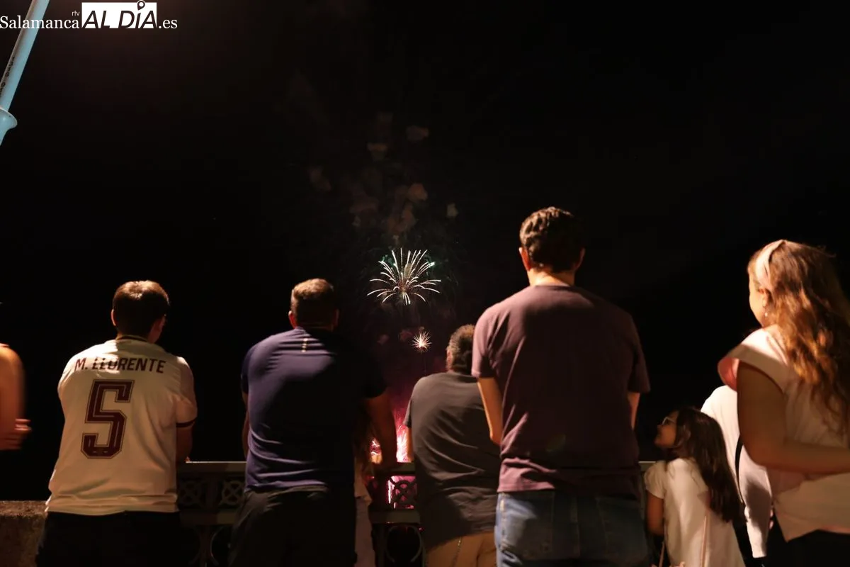 Los fuegos artificiales iluminan el cielo de Salamanca | FOTOS: David Sañudo