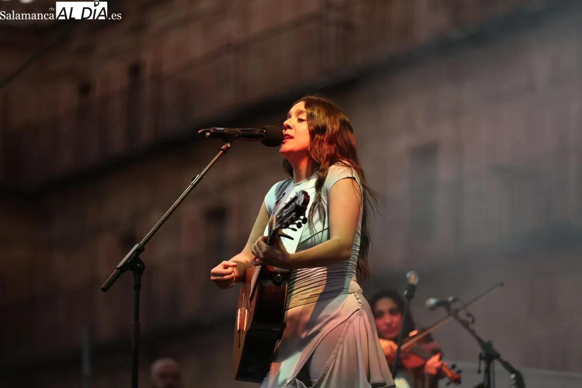 La Plaza Mayor de Salamanca se rinde a la sensibilidad y el directo de Valeria | FOTOS: David Sañudo