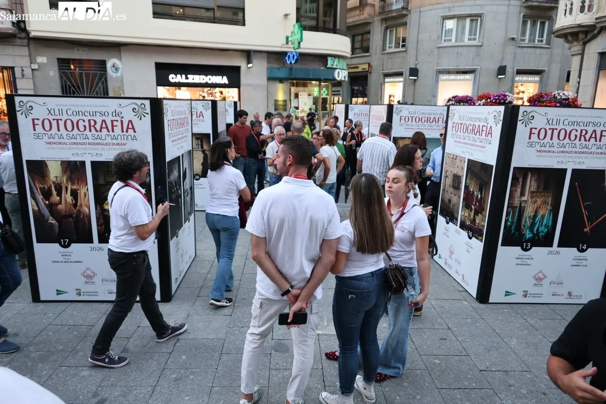 La Plaza del Liceo expone las fotos candidatas al cartel de la Semana Santa 2027 | FOTOS: David Sañudo