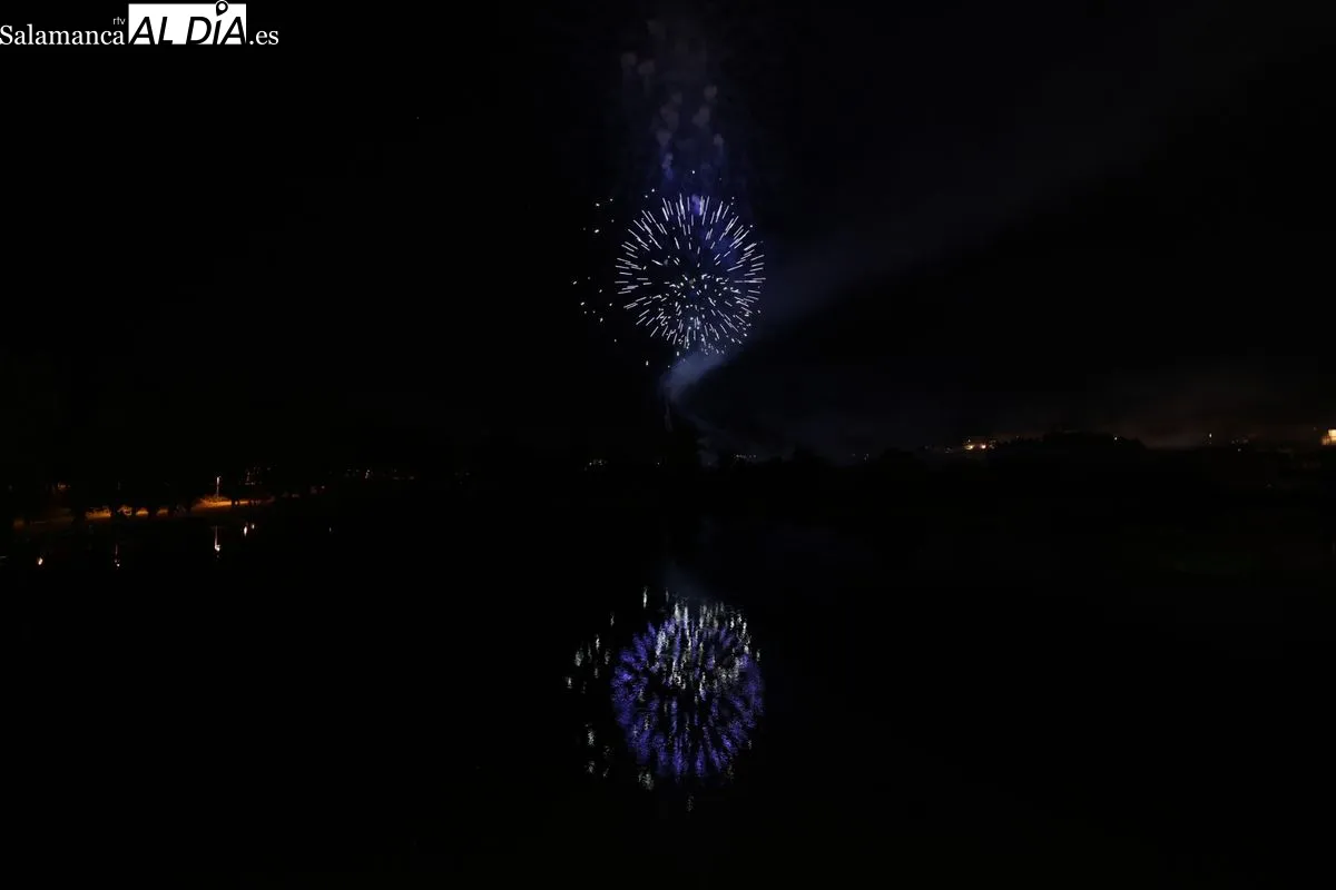 Los fuegos artificiales iluminan el cielo de Salamanca | FOTOS: David Sañudo