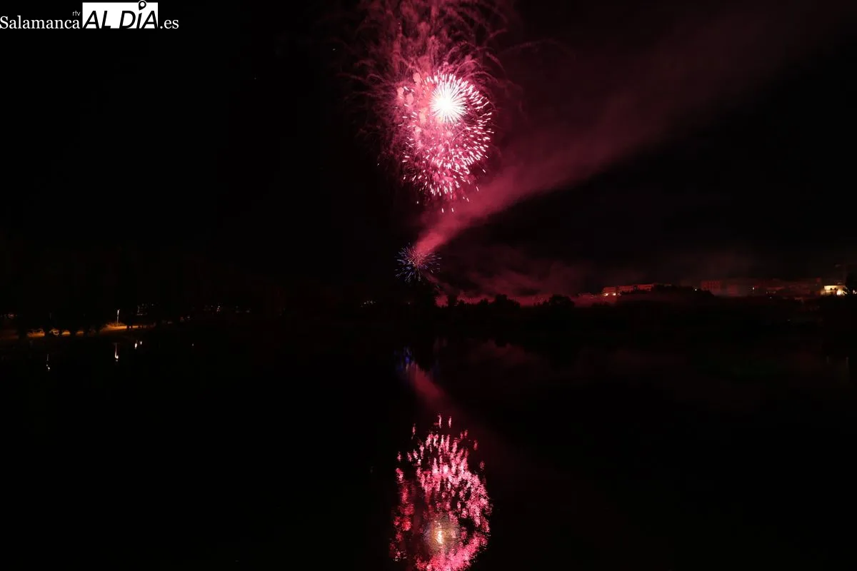 Los fuegos artificiales iluminan el cielo de Salamanca | FOTOS: David Sañudo
