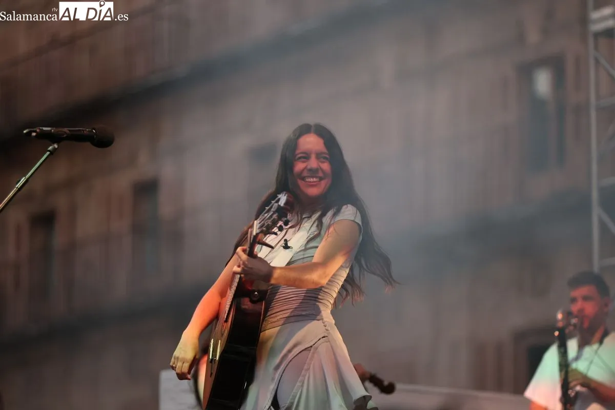La Plaza Mayor de Salamanca se rinde a la sensibilidad y el directo de Valeria | FOTOS: David Sañudo