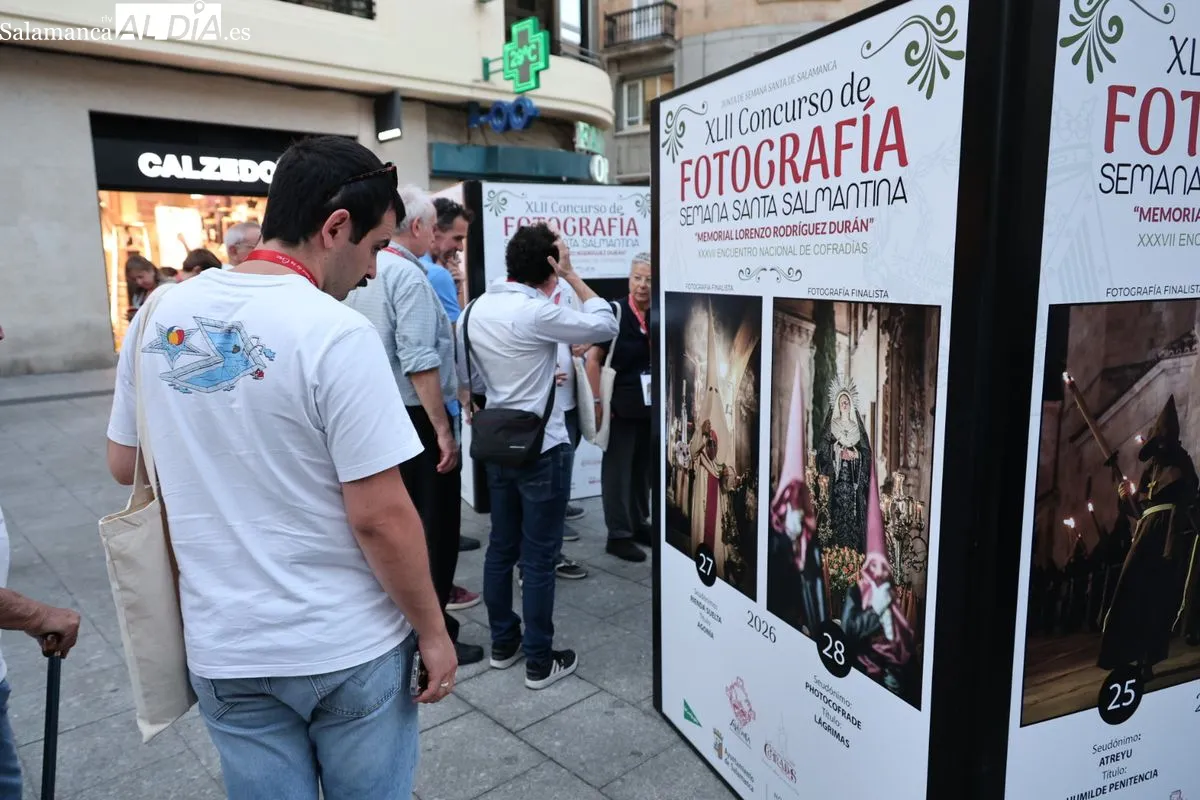 La Plaza del Liceo expone las fotos candidatas al cartel de la Semana Santa 2027 | FOTOS: David Sañudo