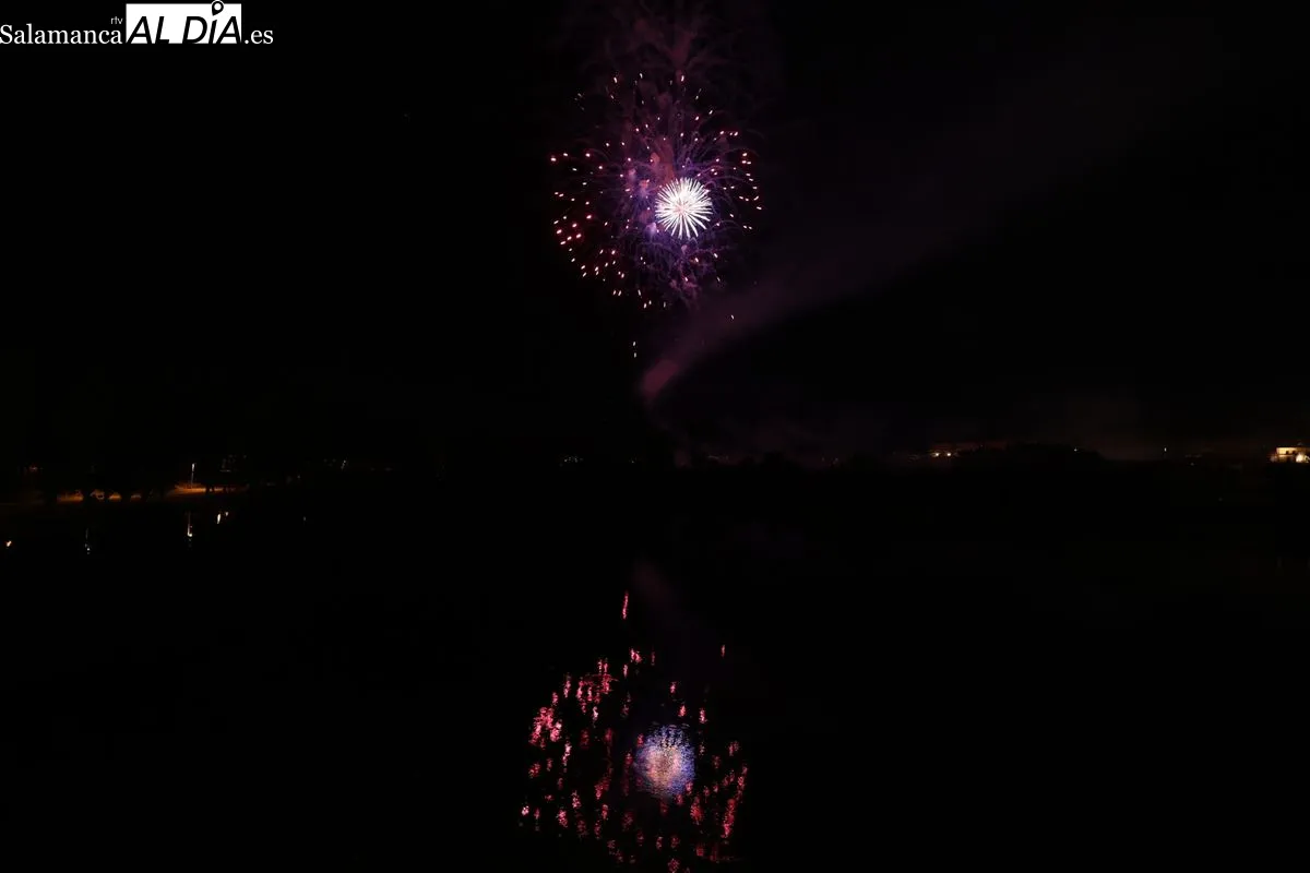 Los fuegos artificiales iluminan el cielo de Salamanca | FOTOS: David Sañudo