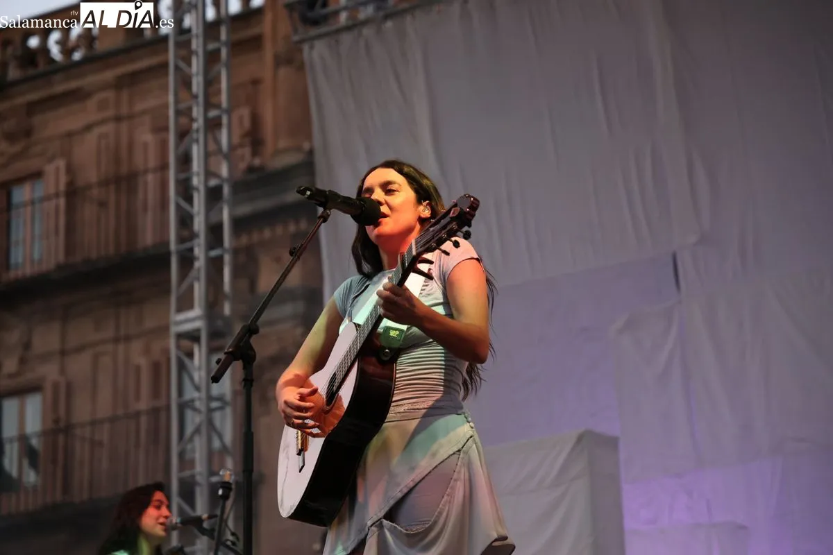 La Plaza Mayor de Salamanca se rinde a la sensibilidad y el directo de Valeria | FOTOS: David Sañudo