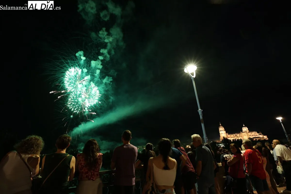 Los fuegos artificiales iluminan el cielo de Salamanca | FOTOS: David Sañudo