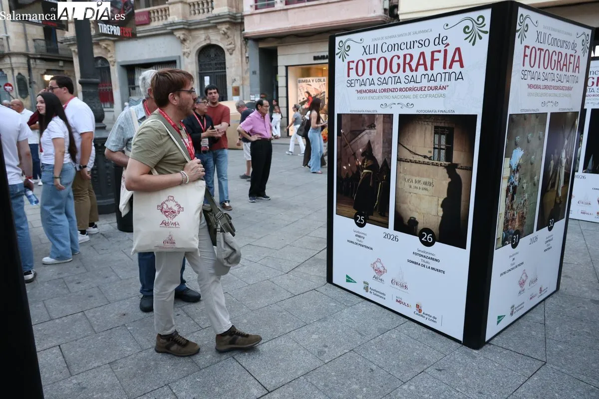 La Plaza del Liceo expone las fotos candidatas al cartel de la Semana Santa 2027 | FOTOS: David Sañudo