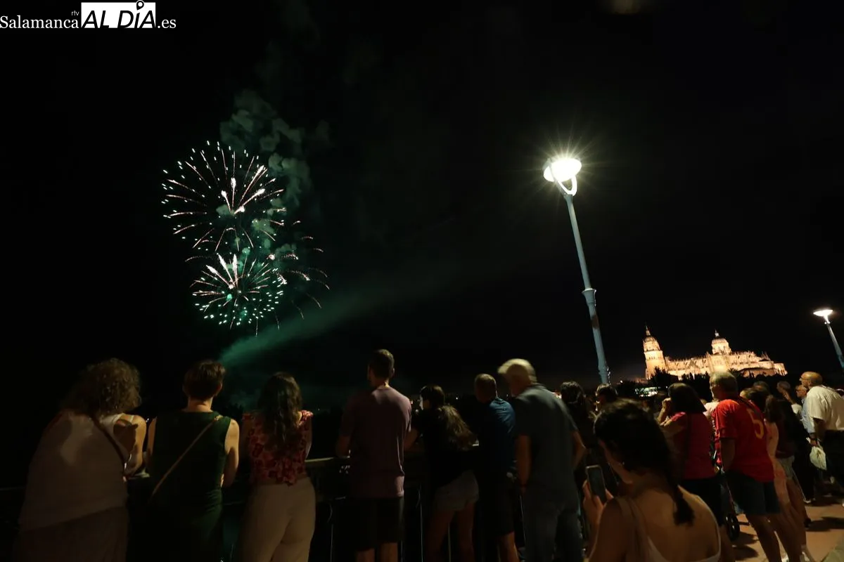 Los fuegos artificiales iluminan el cielo de Salamanca | FOTOS: David Sañudo