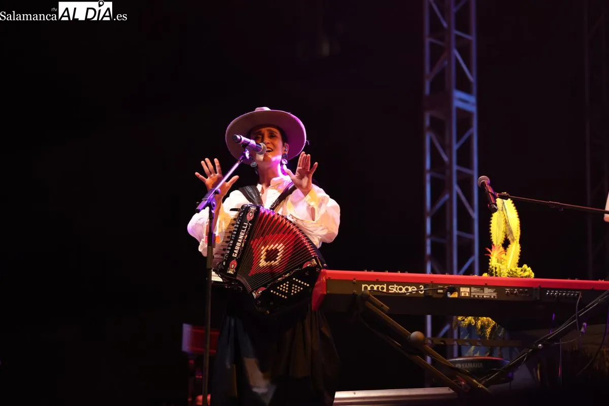 Concierto de Julieta Venegas en la Plaza Mayor de Salamanca | FOTOS: David Sañudo