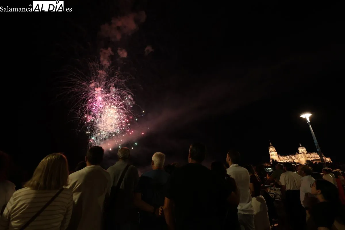 Los fuegos artificiales iluminan el cielo de Salamanca | FOTOS: David Sañudo