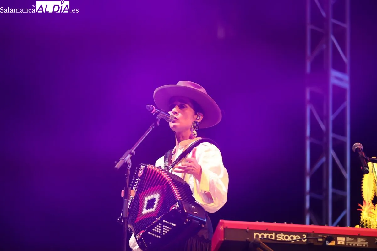 Concierto de Julieta Venegas en la Plaza Mayor de Salamanca | FOTOS: David Sañudo