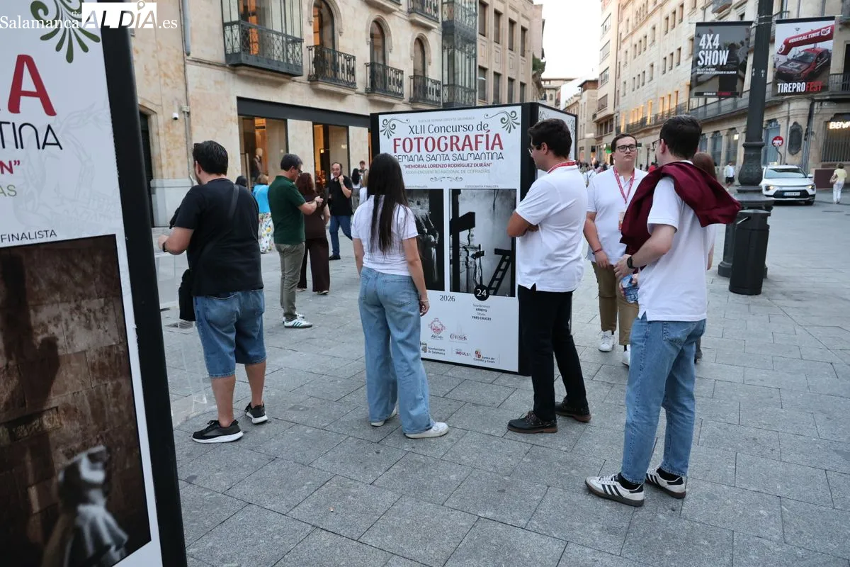 La Plaza del Liceo expone las fotos candidatas al cartel de la Semana Santa 2027 | FOTOS: David Sañudo