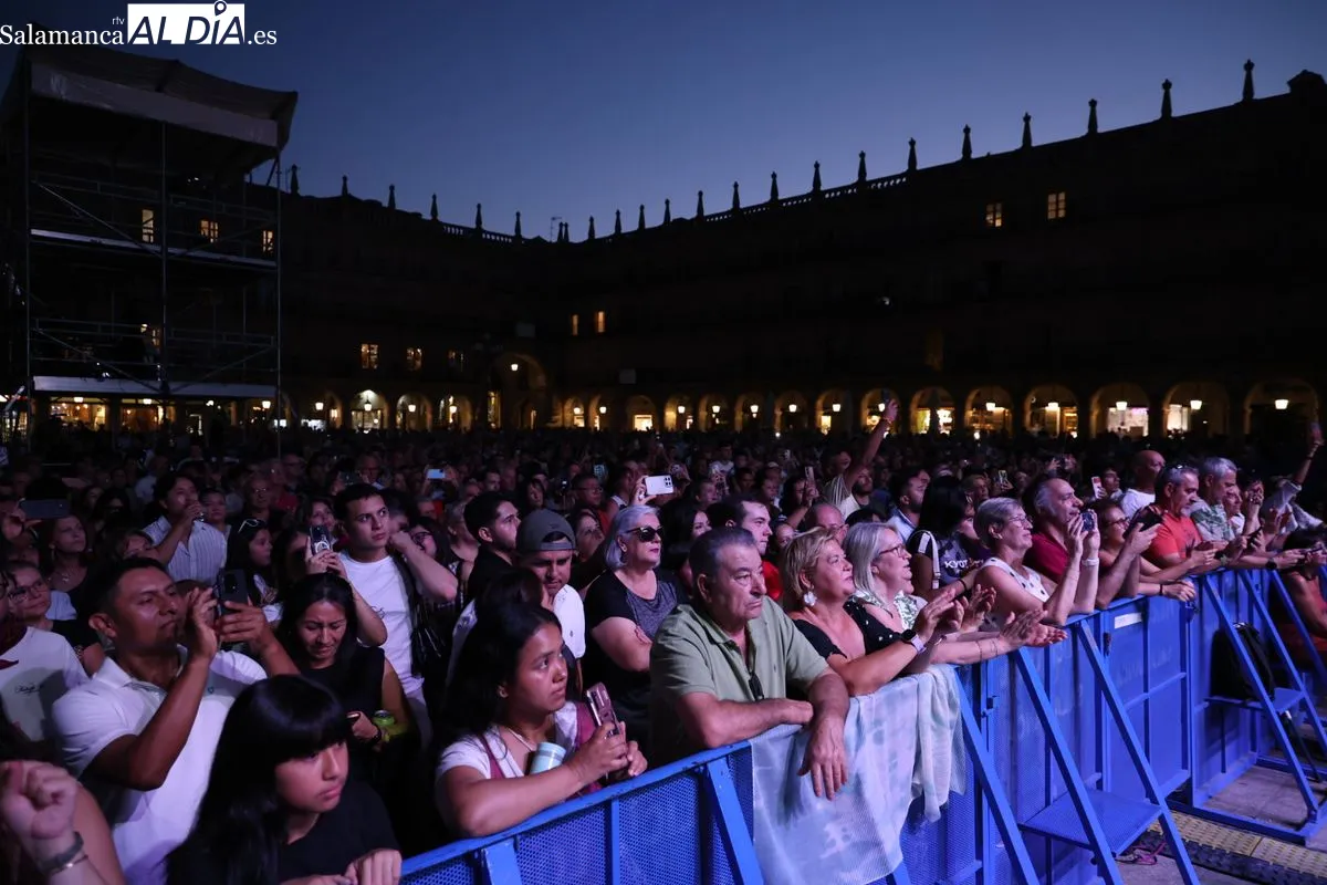 Multitudinaria acogida a la salmantina Nereida en su concierto de la Plaza Mayor de Salamanca | FOTOS: David Sañudo