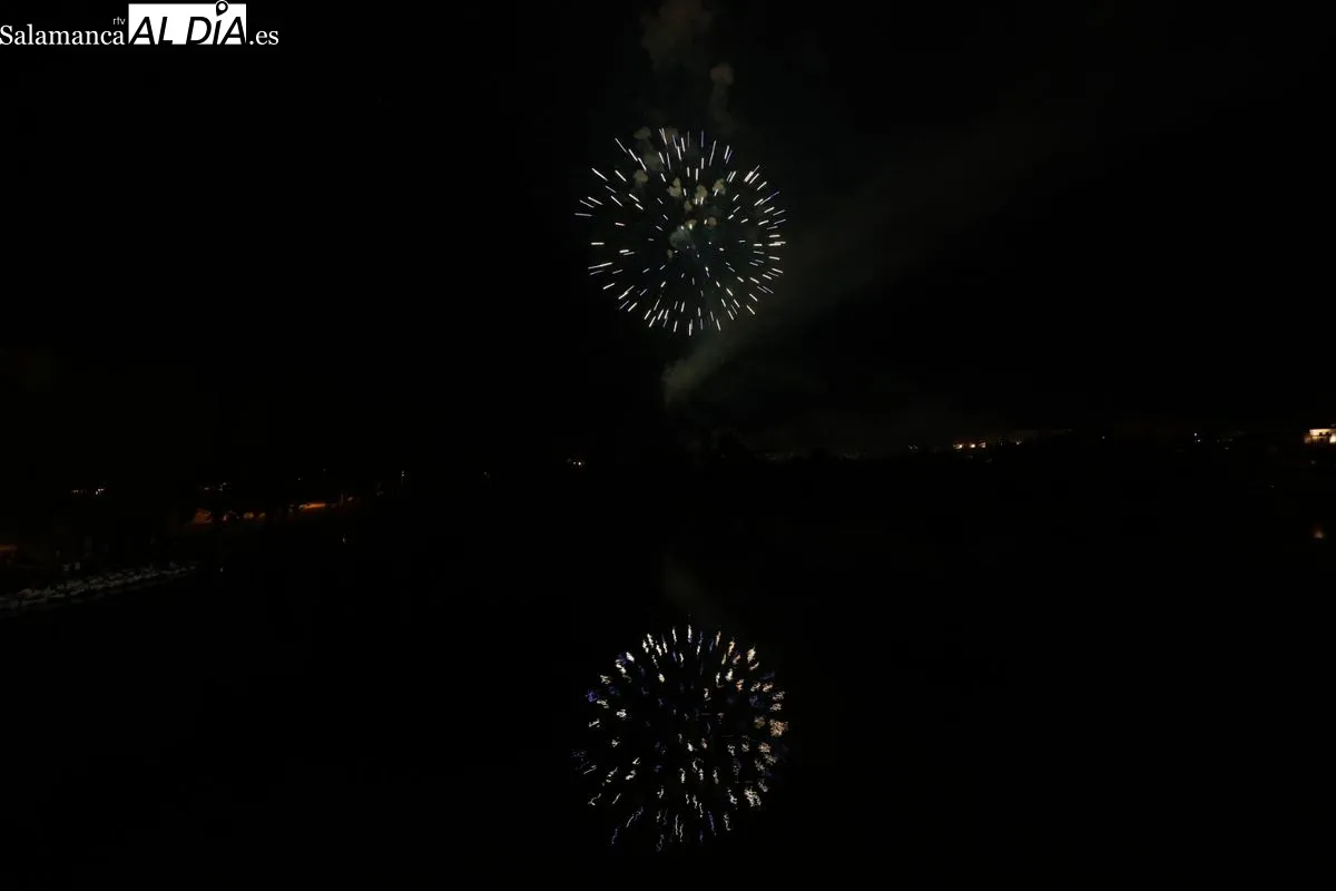 Los fuegos artificiales iluminan el cielo de Salamanca | FOTOS: David Sañudo