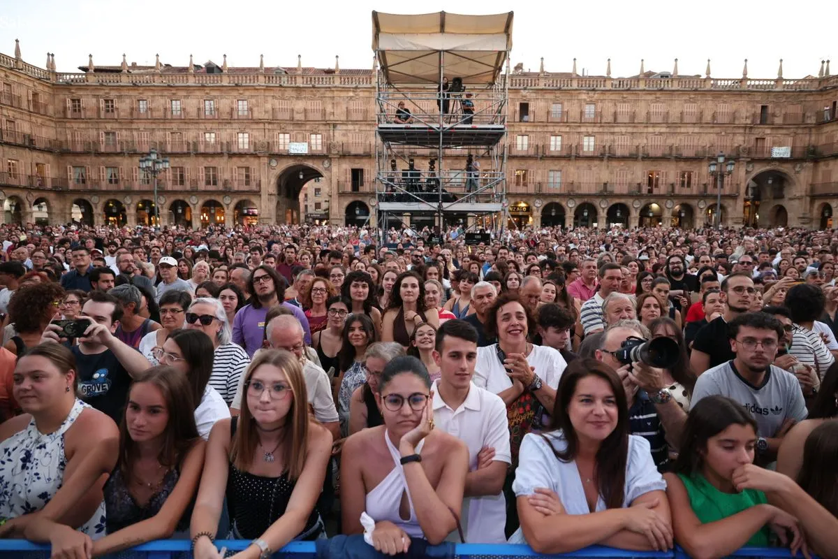 La Plaza Mayor de Salamanca se rinde a la sensibilidad y el directo de Valeria | FOTOS: David Sañudo