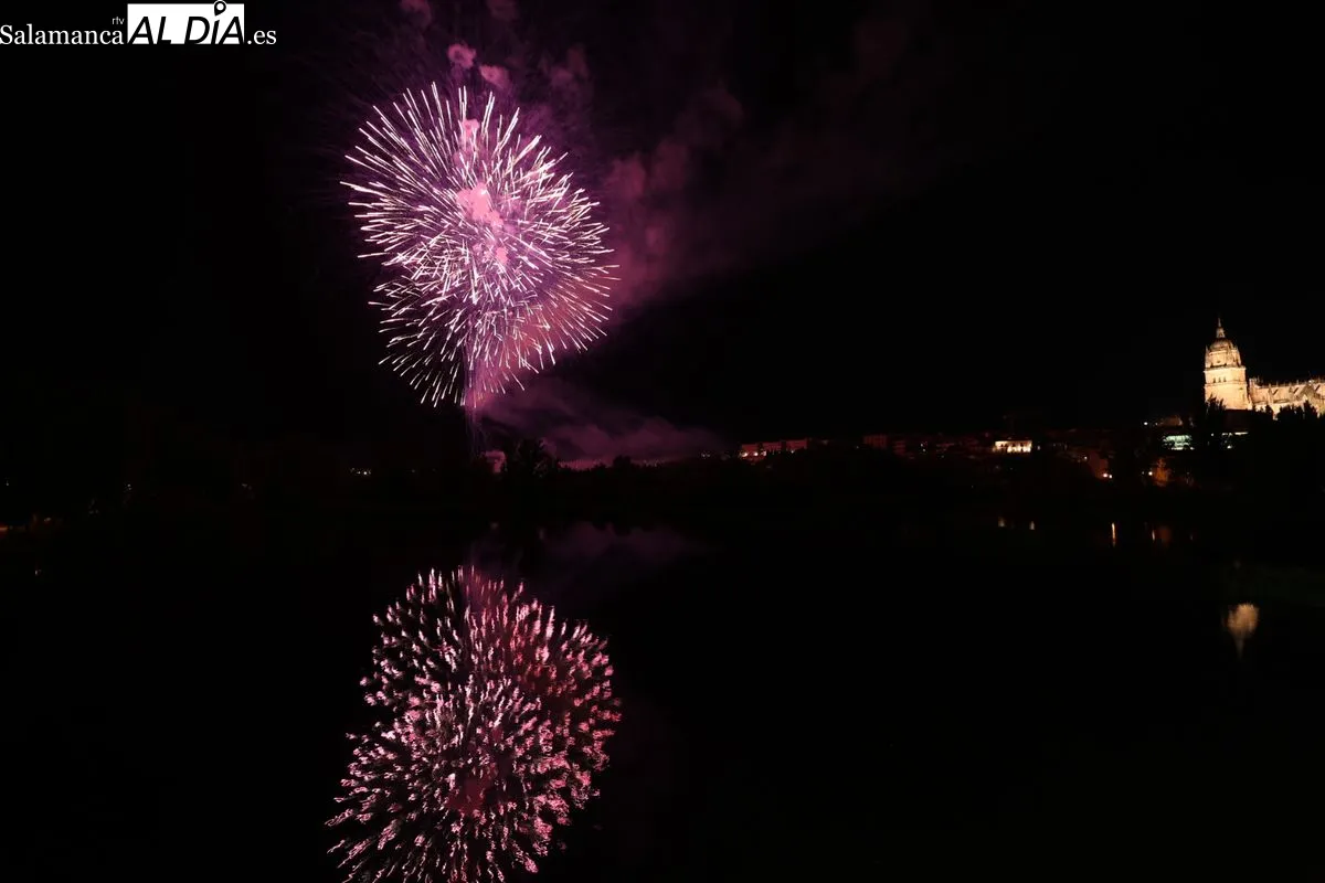 Los fuegos artificiales iluminan el cielo de Salamanca | FOTOS: David Sañudo