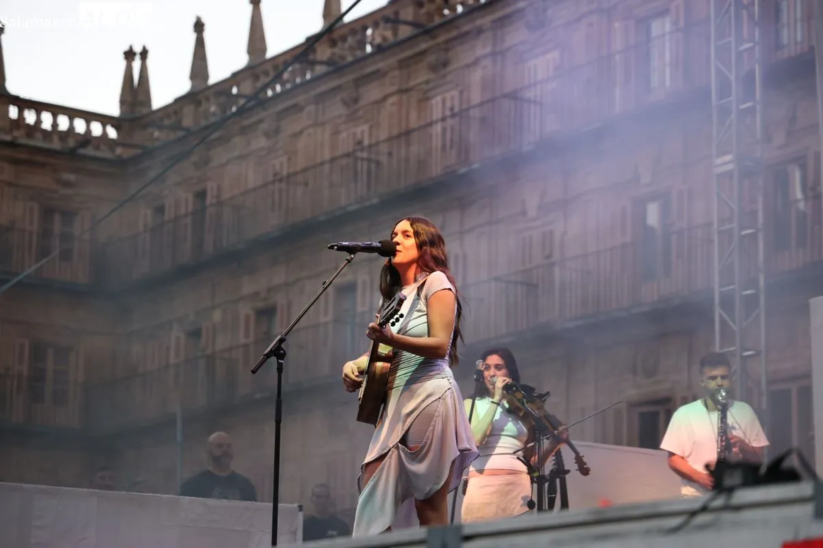 La Plaza Mayor de Salamanca se rinde a la sensibilidad y el directo de Valeria | FOTOS: David Sañudo