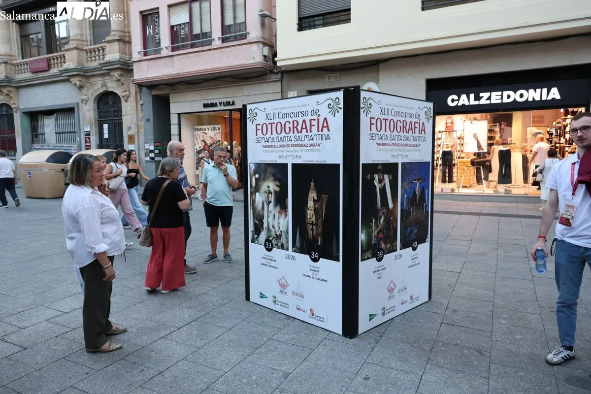 La Plaza del Liceo expone las fotos candidatas al cartel de la Semana Santa 2027 | FOTOS: David Sañudo