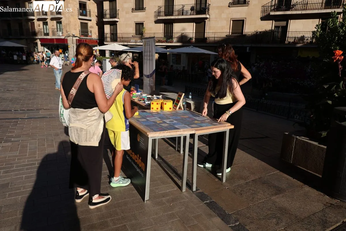La UPSA traslada la ciencia a las calles de Salamanca con talleres y experimentos prácticos | FOTOS: David Sañudo