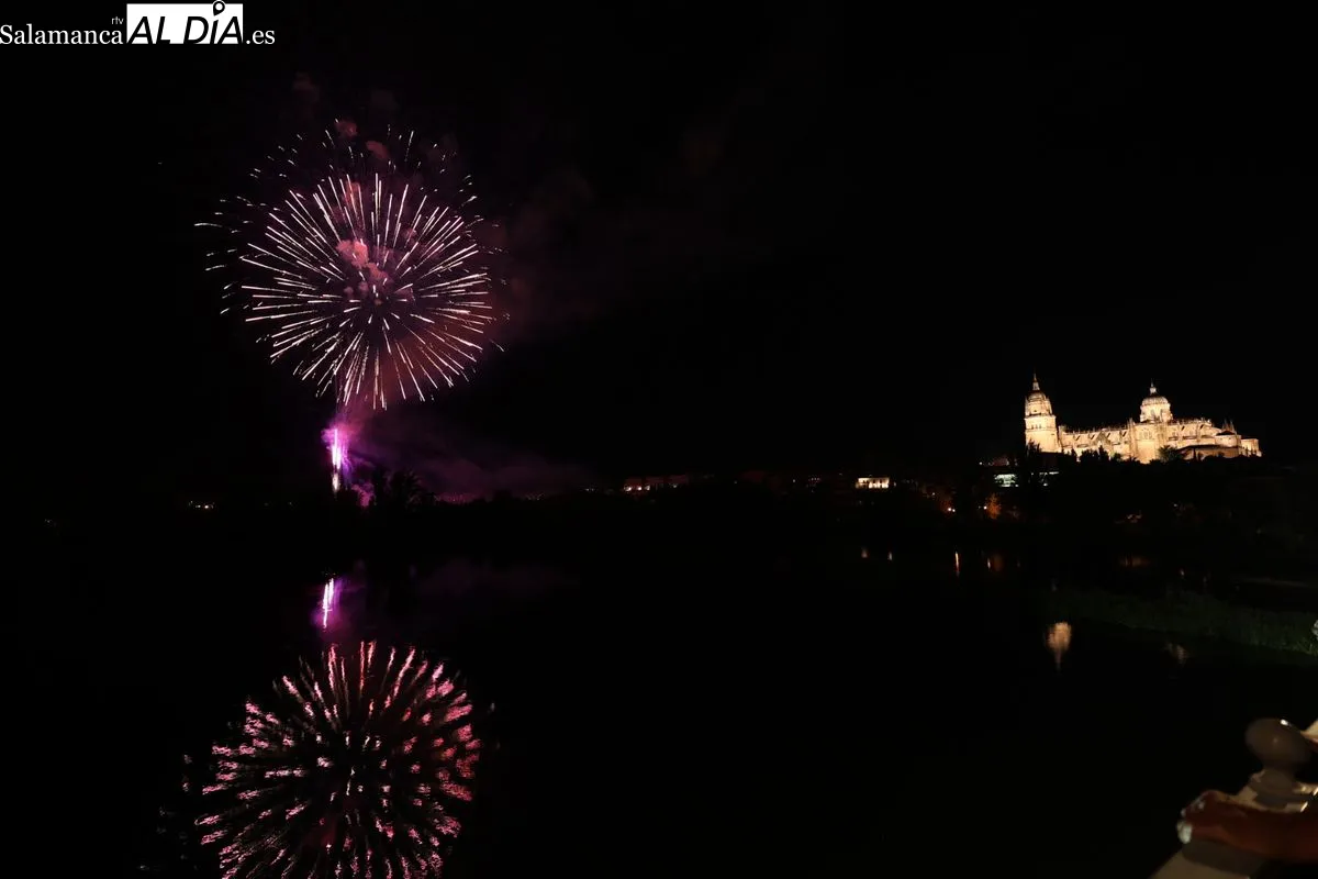 Los fuegos artificiales iluminan el cielo de Salamanca | FOTOS: David Sañudo