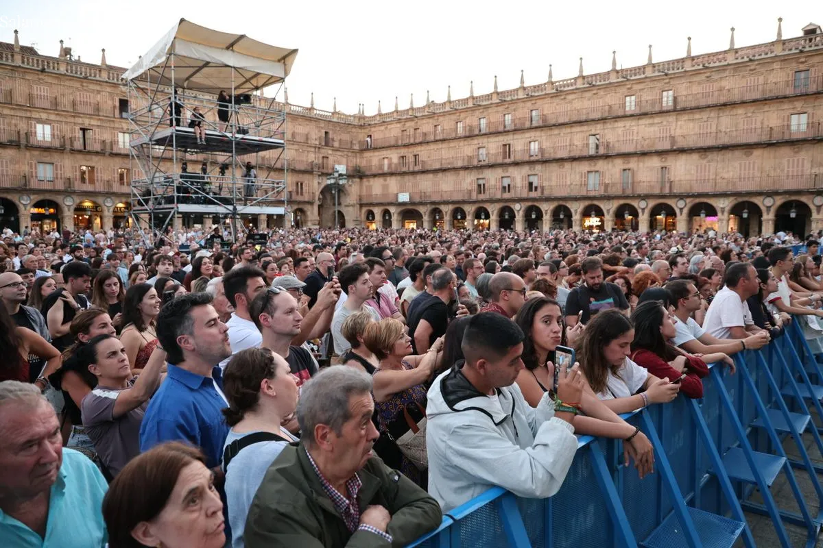 La Plaza Mayor de Salamanca se rinde a la sensibilidad y el directo de Valeria | FOTOS: David Sañudo
