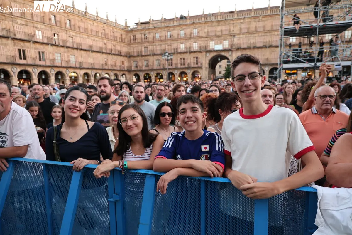 La Plaza Mayor de Salamanca se rinde a la sensibilidad y el directo de Valeria | FOTOS: David Sañudo