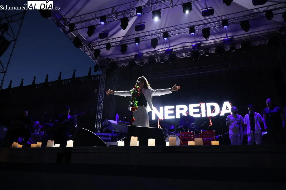 Multitudinaria acogida a la salmantina Nereida en su concierto de la Plaza Mayor de Salamanca | FOTOS: David Sañudo