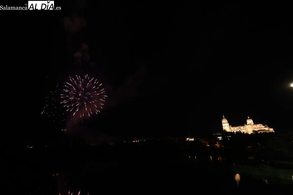 Los fuegos artificiales iluminan el cielo de Salamanca | FOTOS: David Sañudo