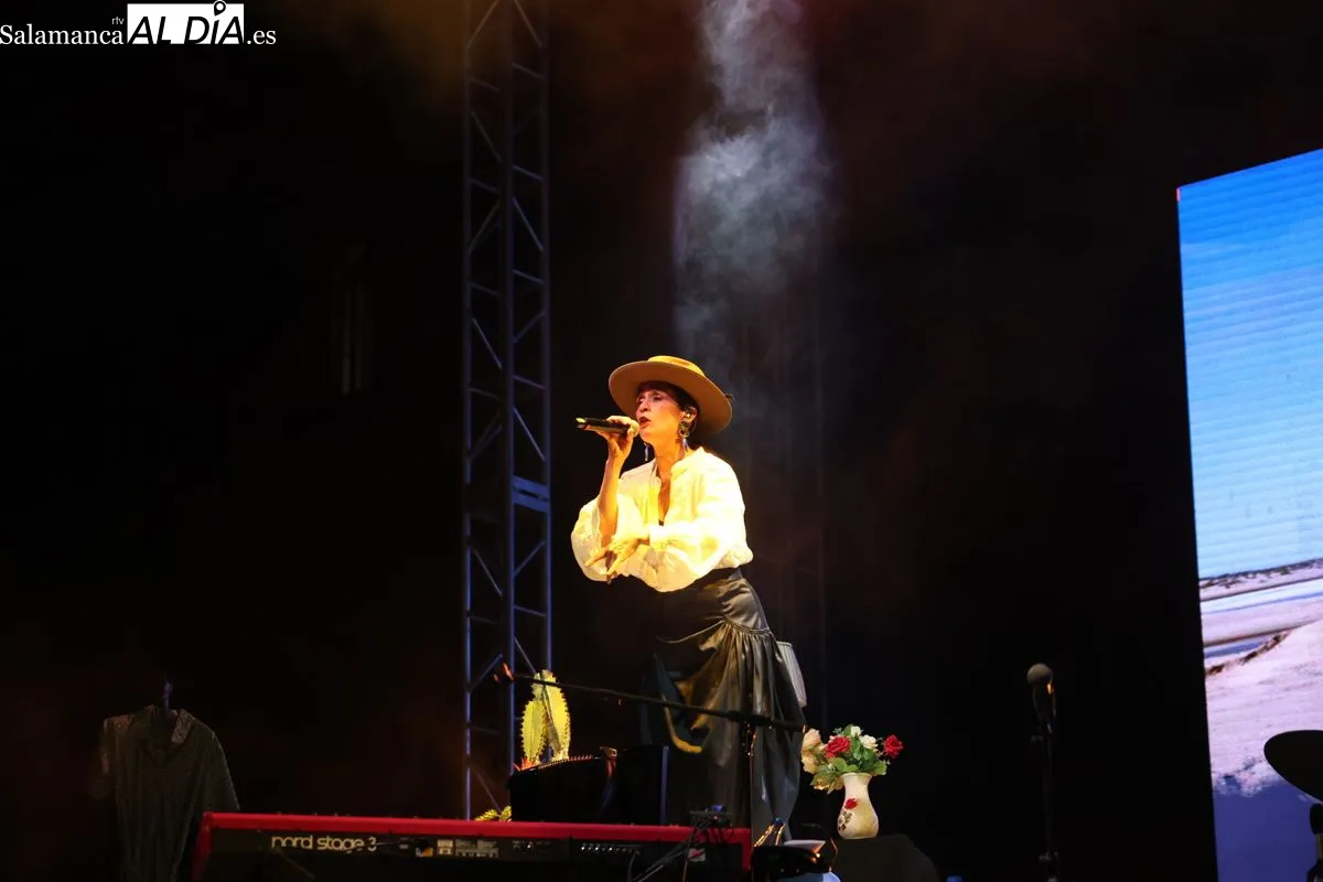 Concierto de Julieta Venegas en la Plaza Mayor de Salamanca | FOTOS: David Sañudo