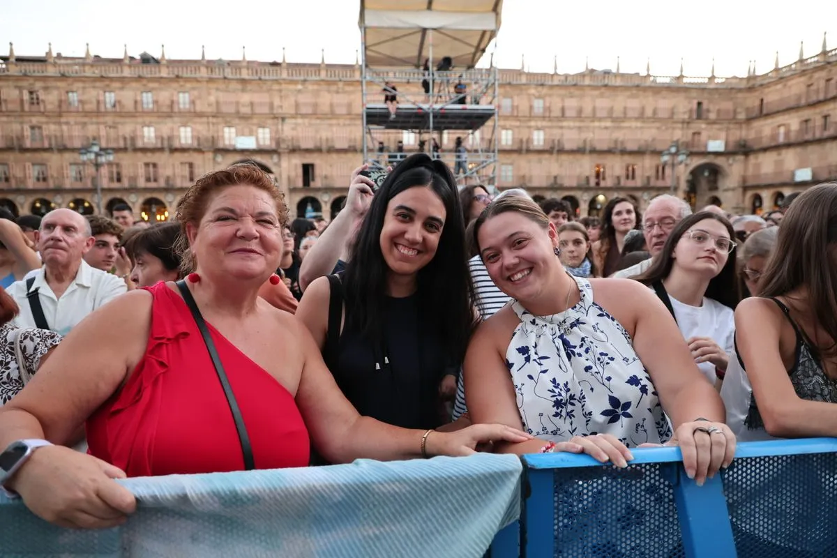 La Plaza Mayor de Salamanca se rinde a la sensibilidad y el directo de Valeria | FOTOS: David Sañudo