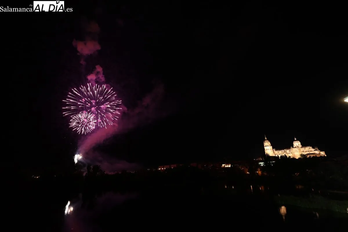 Los fuegos artificiales iluminan el cielo de Salamanca | FOTOS: David Sañudo