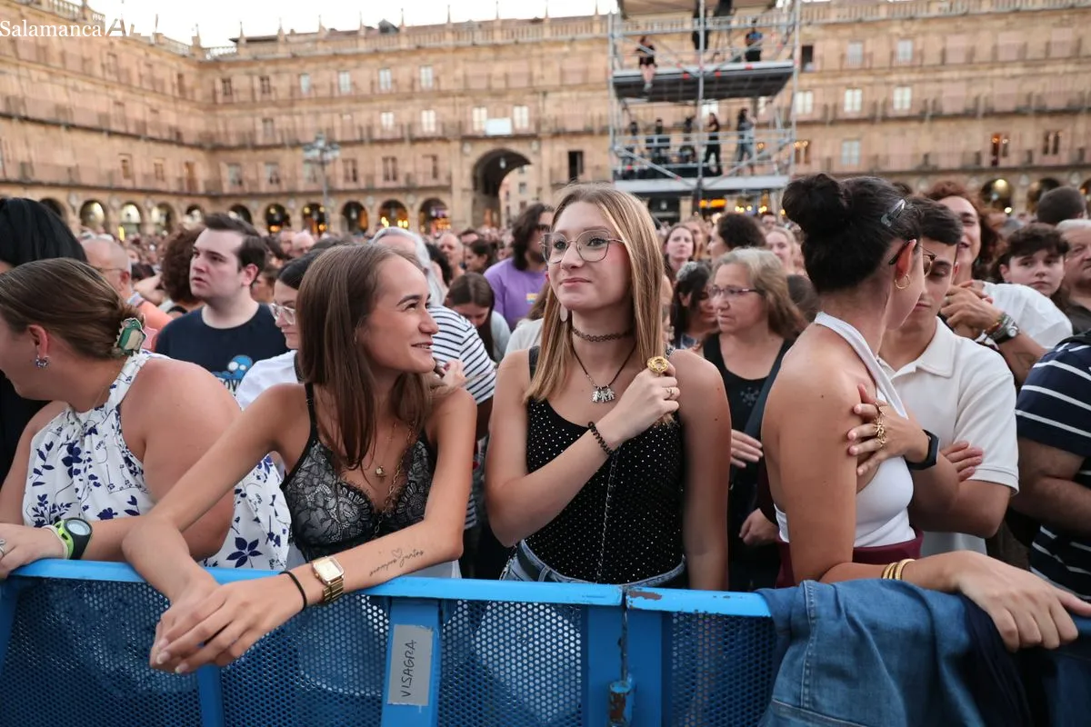 La Plaza Mayor de Salamanca se rinde a la sensibilidad y el directo de Valeria | FOTOS: David Sañudo