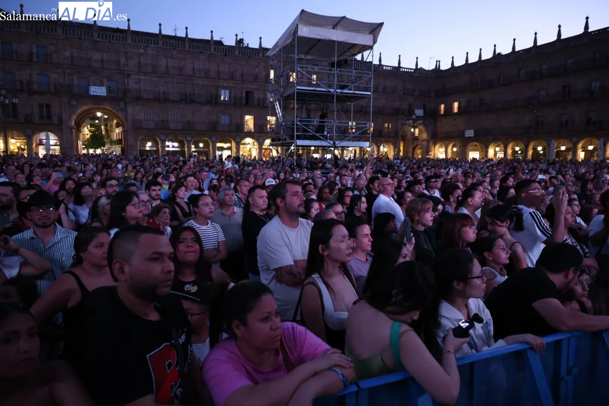 Multitudinaria acogida a la salmantina Nereida en su concierto de la Plaza Mayor de Salamanca | FOTOS: David Sañudo