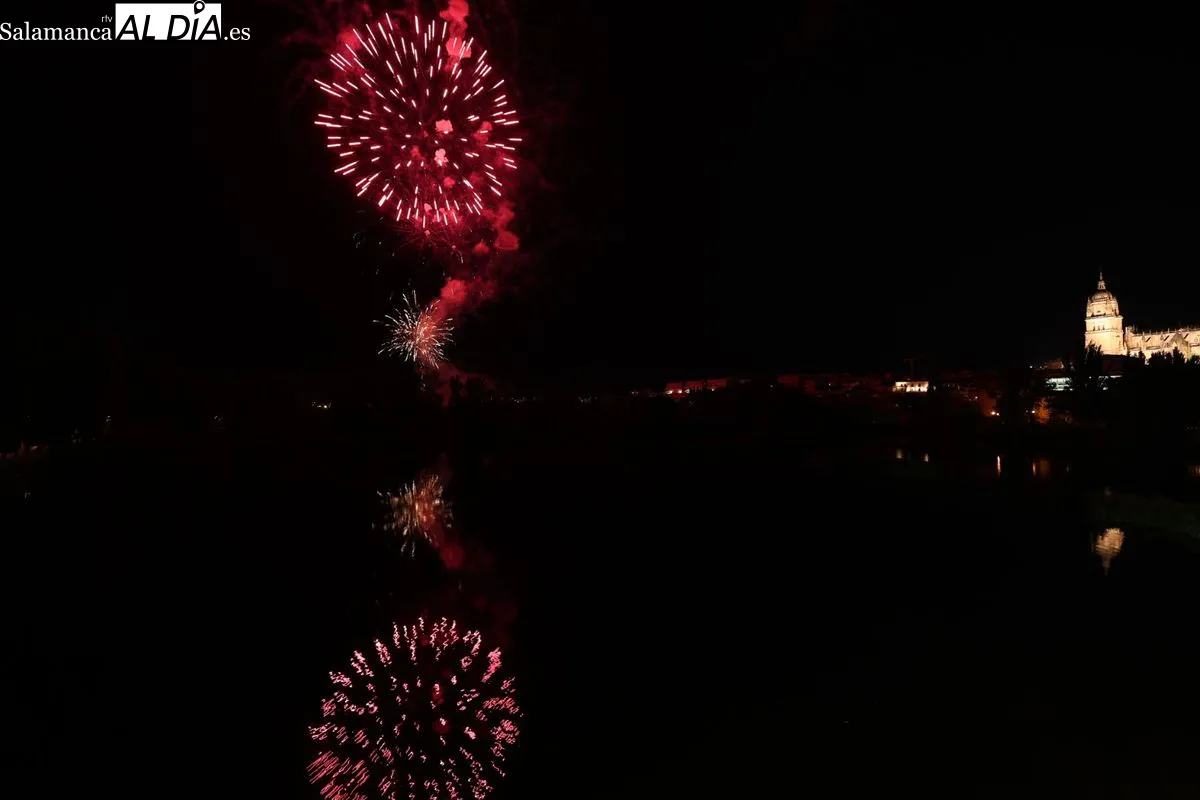 Los fuegos artificiales iluminan el cielo de Salamanca | FOTOS: David Sañudo