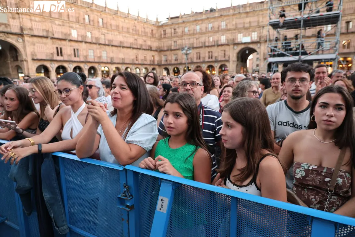 La Plaza Mayor de Salamanca se rinde a la sensibilidad y el directo de Valeria | FOTOS: David Sañudo