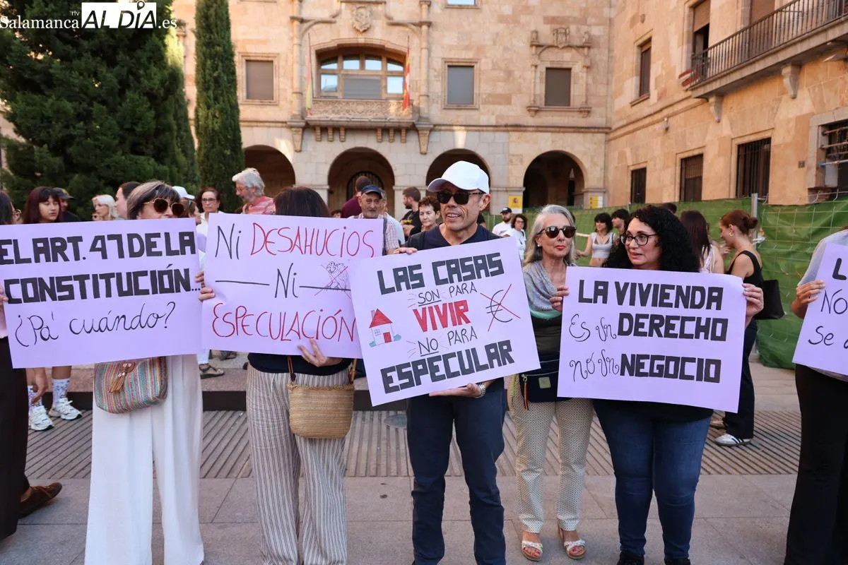 Concentración en Salamanca tras el desahucio de Mari Carmen | FOTOS: David Sañudo