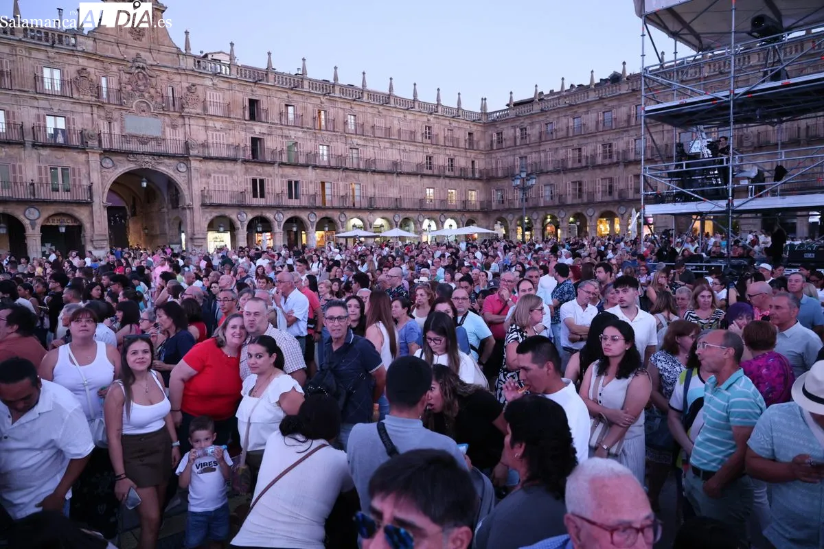Multitudinaria acogida a la salmantina Nereida en su concierto de la Plaza Mayor de Salamanca | FOTOS: David Sañudo