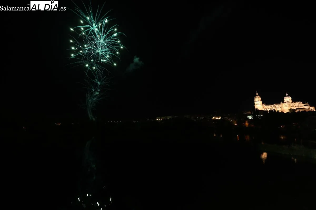 Los fuegos artificiales iluminan el cielo de Salamanca | FOTOS: David Sañudo
