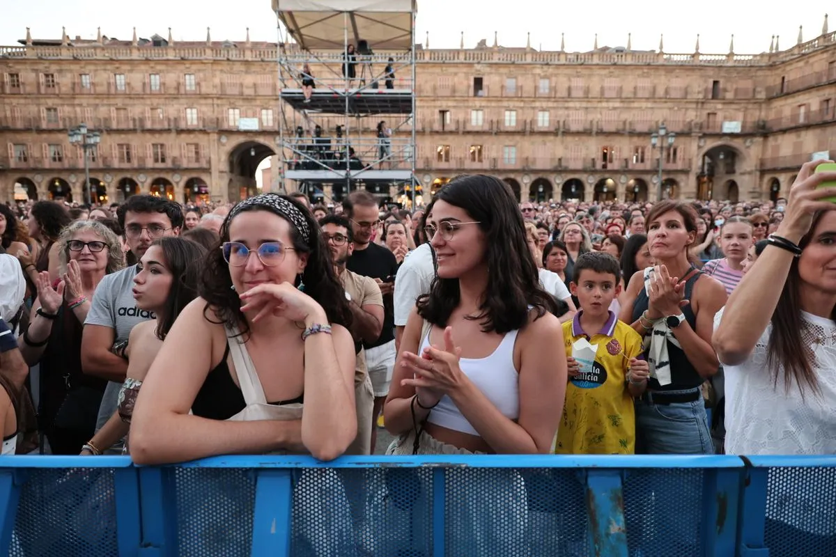 La Plaza Mayor de Salamanca se rinde a la sensibilidad y el directo de Valeria | FOTOS: David Sañudo