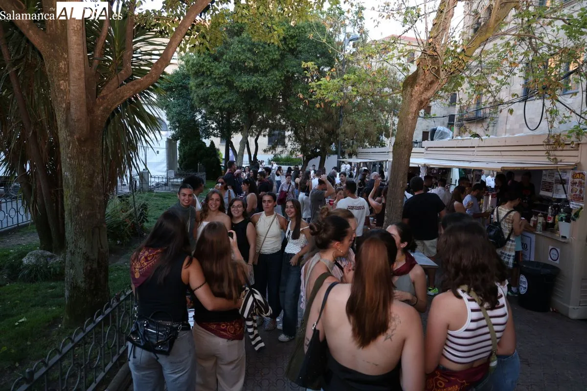 Gran afluencia de público y ambiente festivo en las casetas de los Bandos y Rector Lucena | FOTOS: David Sañudo
