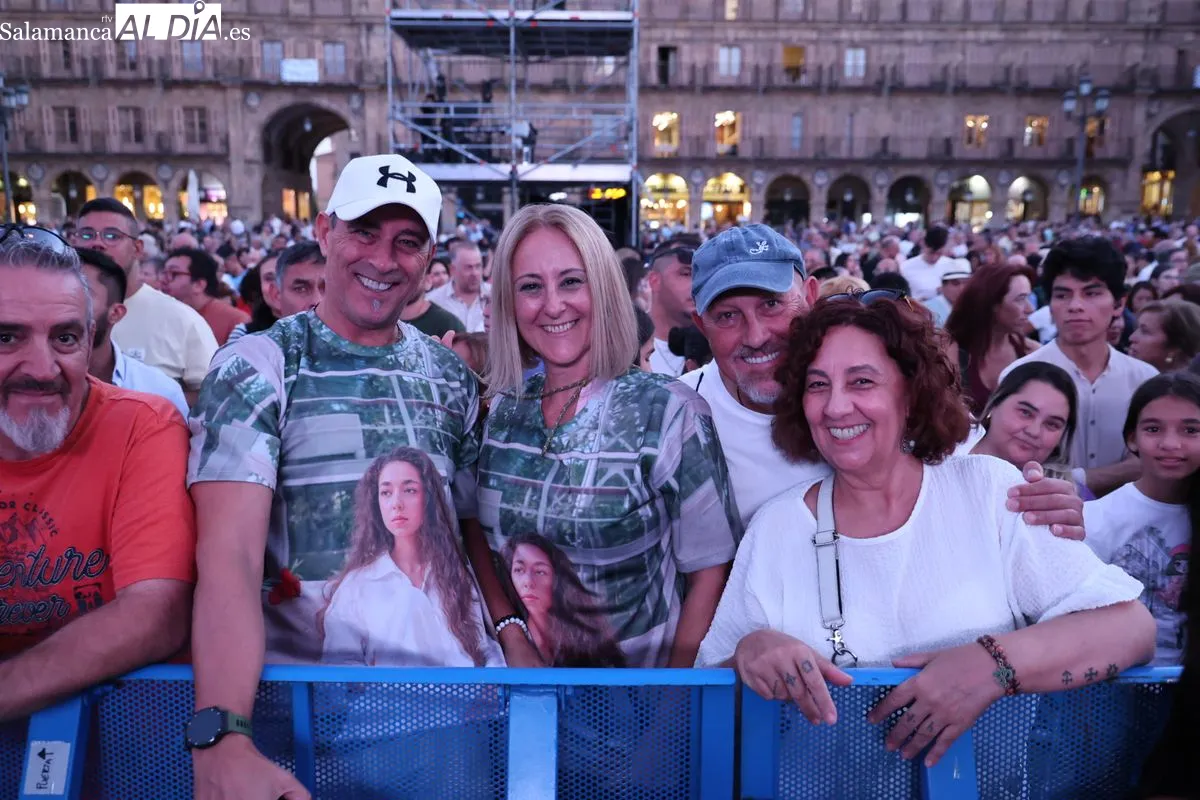 Multitudinaria acogida a la salmantina Nereida en su concierto de la Plaza Mayor de Salamanca | FOTOS: David Sañudo