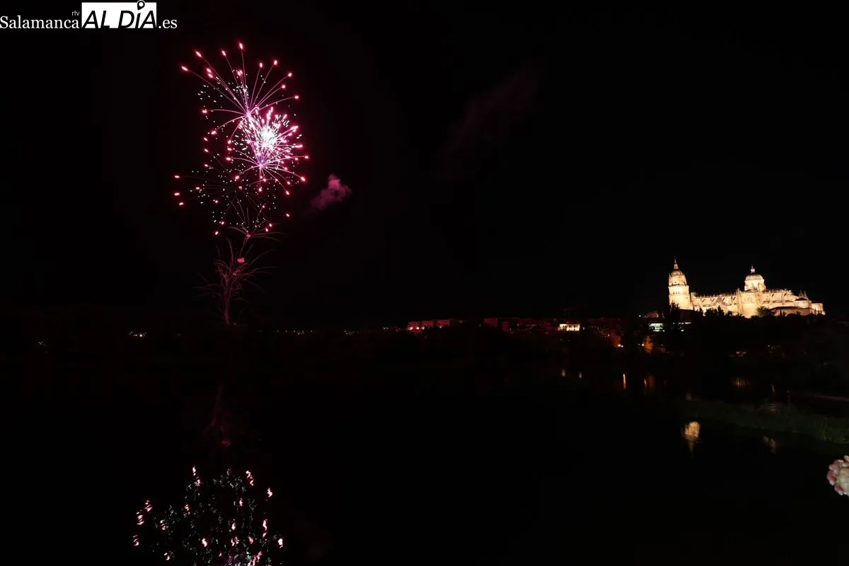 Los fuegos artificiales iluminan el cielo de Salamanca | FOTOS: David Sañudo