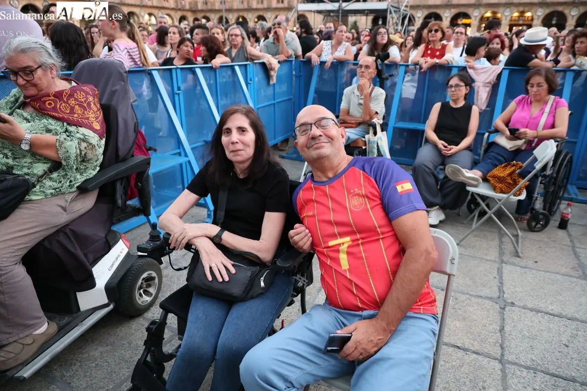 La Plaza Mayor de Salamanca se rinde a la sensibilidad y el directo de Valeria | FOTOS: David Sañudo