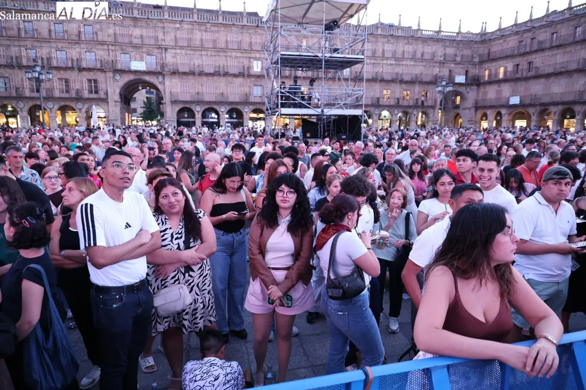 Multitudinaria acogida a la salmantina Nereida en su concierto de la Plaza Mayor de Salamanca | FOTOS: David Sañudo