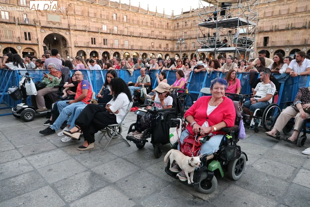 La Plaza Mayor de Salamanca se rinde a la sensibilidad y el directo de Valeria | FOTOS: David Sañudo