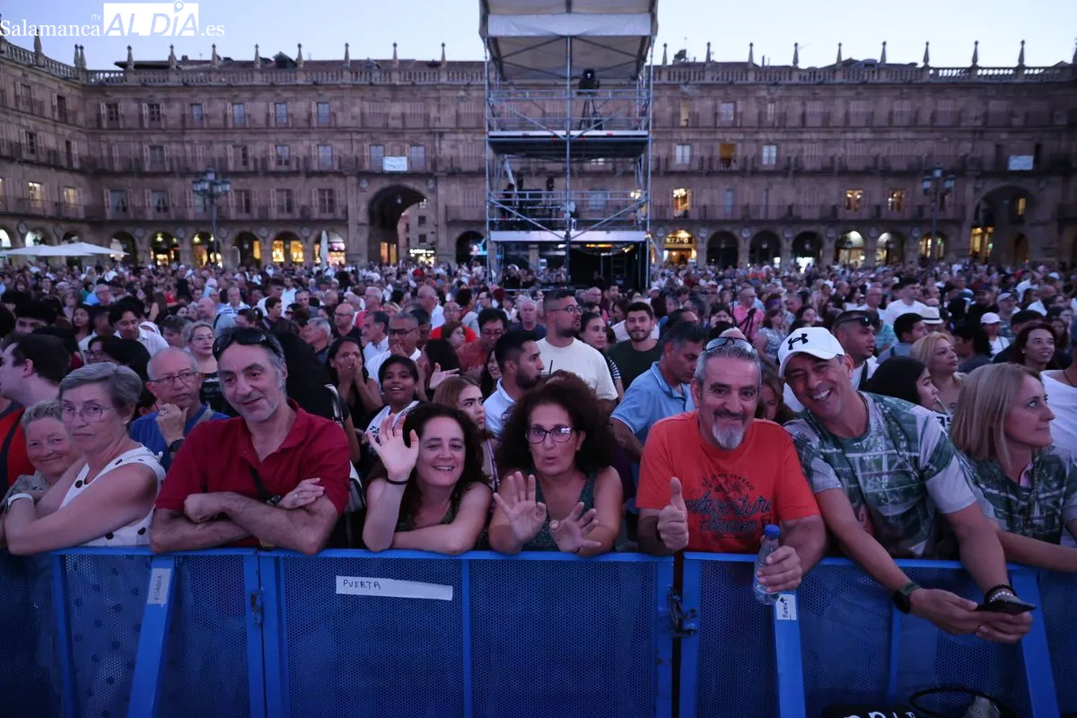 Multitudinaria acogida a la salmantina Nereida en su concierto de la Plaza Mayor de Salamanca | FOTOS: David Sañudo