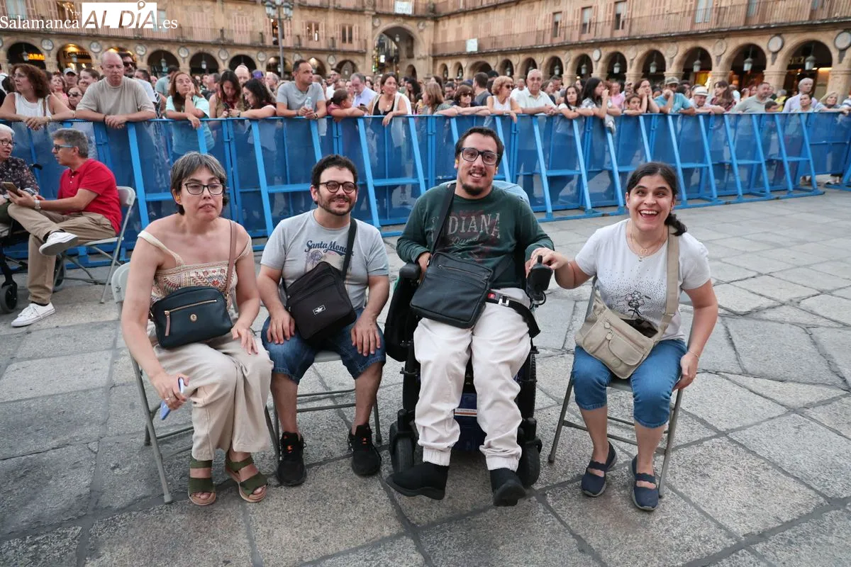 La Plaza Mayor de Salamanca se rinde a la sensibilidad y el directo de Valeria | FOTOS: David Sañudo