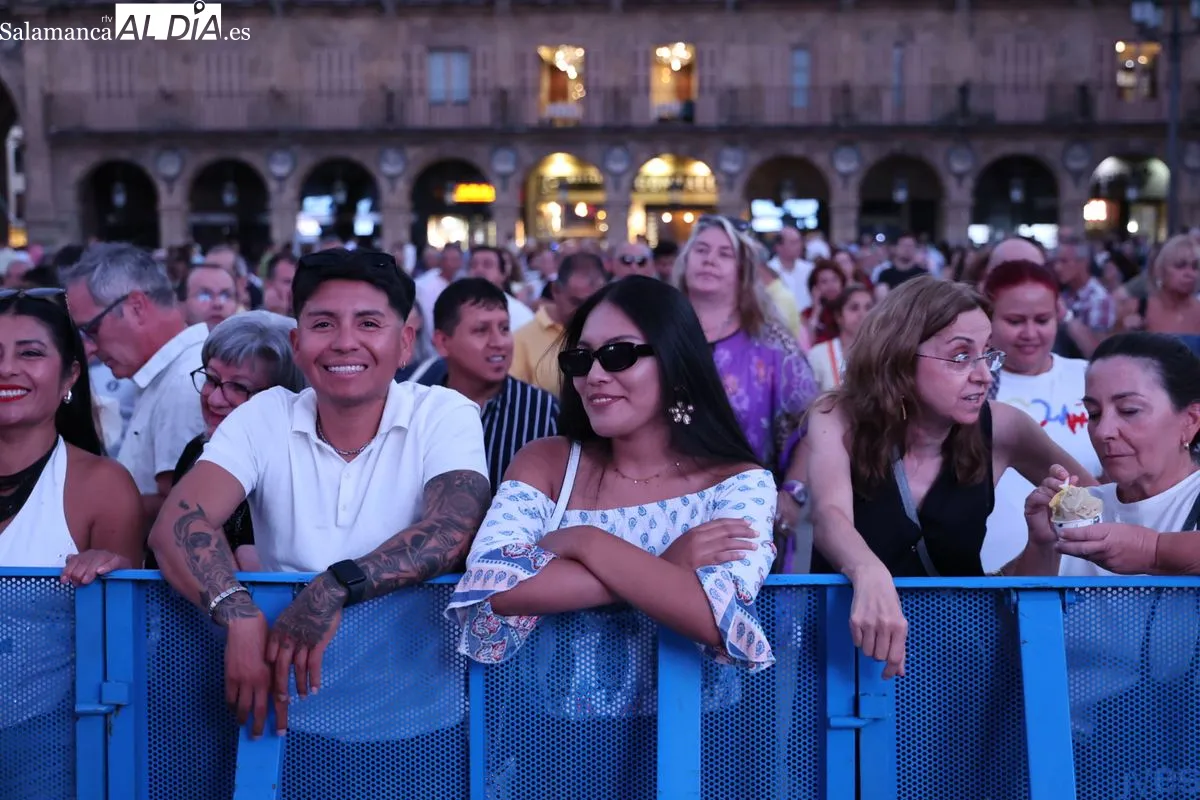 Multitudinaria acogida a la salmantina Nereida en su concierto de la Plaza Mayor de Salamanca | FOTOS: David Sañudo