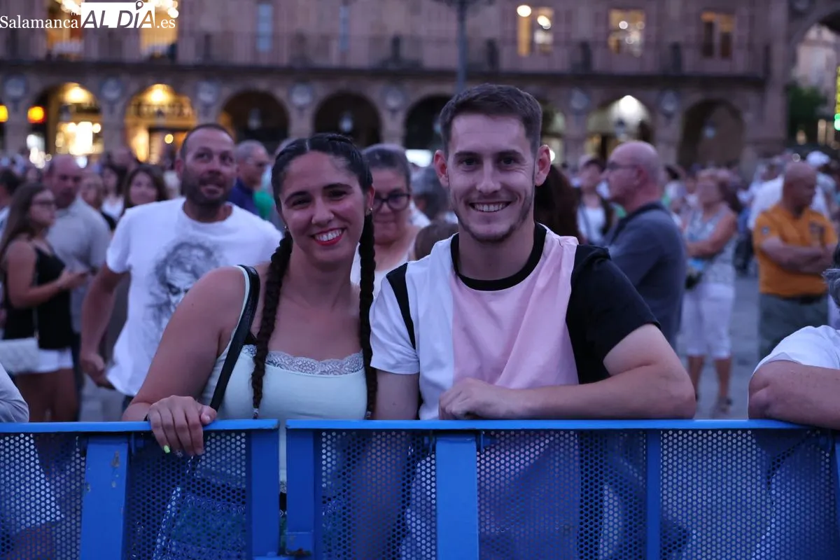 Multitudinaria acogida a la salmantina Nereida en su concierto de la Plaza Mayor de Salamanca | FOTOS: David Sañudo